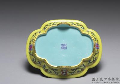 图片[3]-Begonia-shaped tray with four panels of landscape on a polychrome yellow ground in yangcai painted enamels, Qianlong reign (1736-1795), Qing dynasty-China Archive